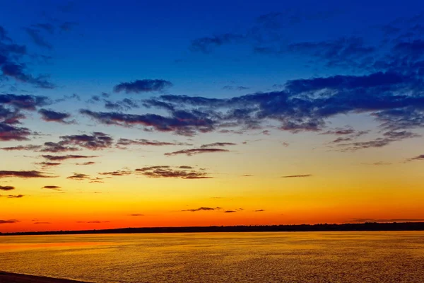 Rivier bij zonsondergang — Stockfoto