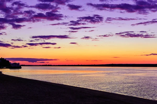 Nehir kıyısında günbatımı — Stok fotoğraf