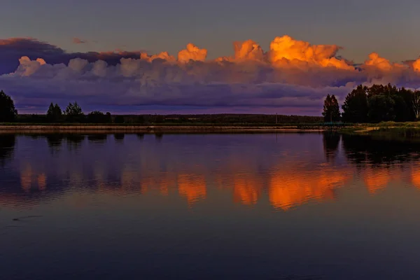 Vijver bij zonsondergang — Stockfoto