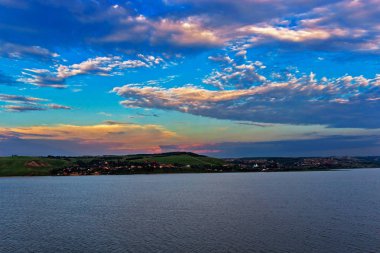 Nehirde gün batımı