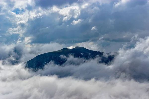 Кавказские горы и облачное небо в летний день — стоковое фото