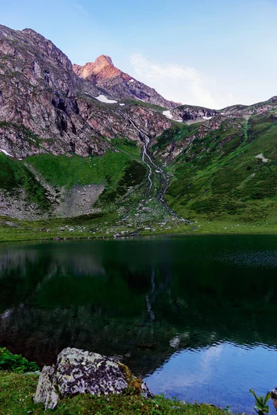 Tó a kaukázusi hegyekben egy nyári reggelen — Stock Fotó