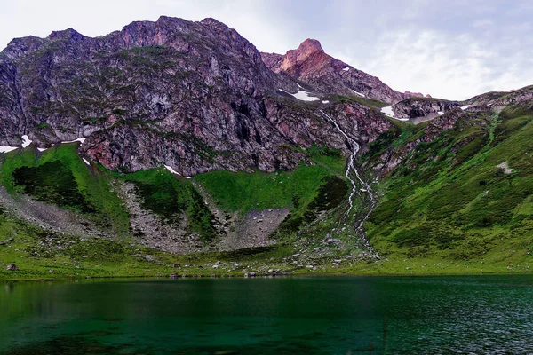 Lago en las montañas del Cáucaso en una mañana de verano — Foto de Stock