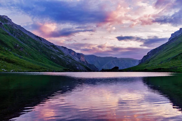 Jezero na Kavkaze v létě ráno — Stock fotografie