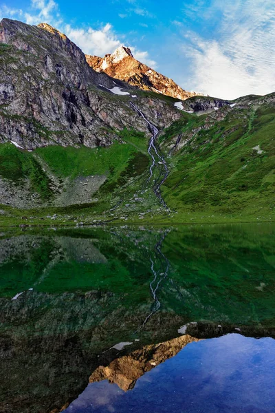 Jezero na Kavkaze v létě ráno — Stock fotografie