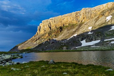 Kafkas dağlarında büyük soğuk bir göl.