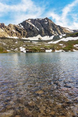 Kafkas dağlarında büyük soğuk bir göl.