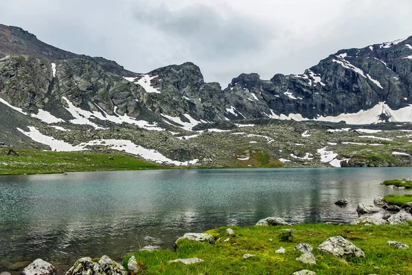 Nagy hideg tó magas a Kaukázus hegyek — Stock Fotó