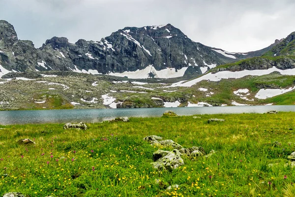 Großer kalter See hoch im Kaukasus — Stockfoto