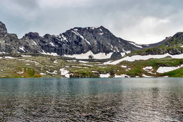 Gran lago frío alto en las montañas del Cáucaso — Foto de Stock