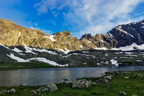 Nagy hideg tó magas a Kaukázus hegyek — Stock Fotó
