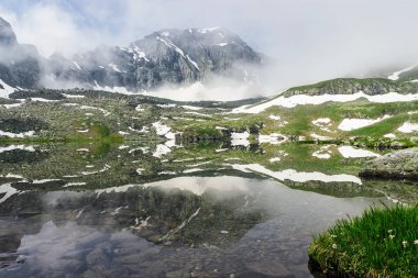Kafkas dağlarında büyük soğuk bir göl.