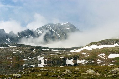 Kafkas dağlarında büyük soğuk bir göl.