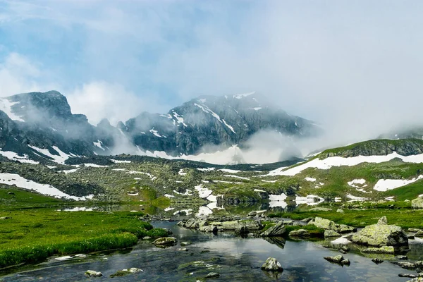 Velké studené jezero vysoko v kavkazských horách — Stock fotografie