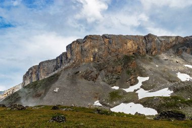 Kafkas dağları ve bulutlu gökyüzü bir yaz günü