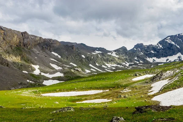 Valle en las montañas del Cáucaso en un día nublado de verano — Foto de Stock