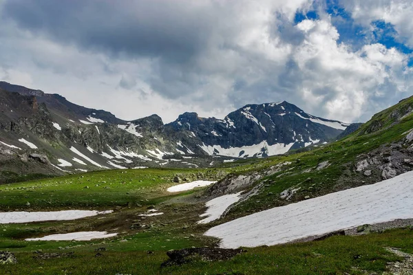 Völgy a kaukázusi hegyekben egy felhős nyári napon — Stock Fotó