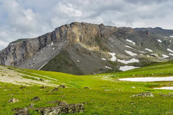 Völgy a kaukázusi hegyekben egy felhős nyári napon — Stock Fotó