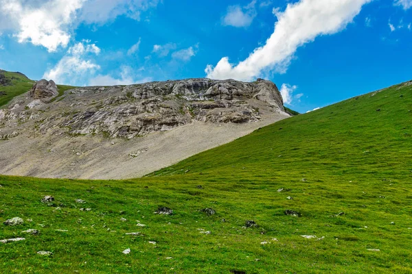 Kaukasische Berge und bewölkter Himmel an einem Sommertag — Stockfoto