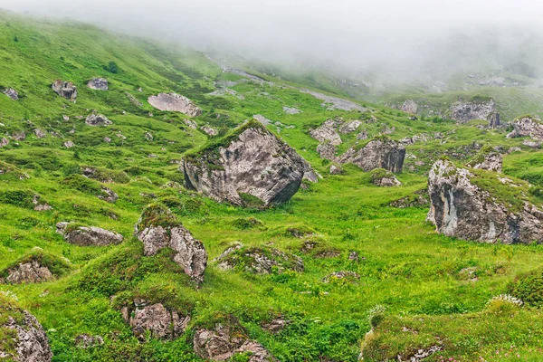 Völgy a kaukázusi hegyekben egy ködös napon — Stock Fotó