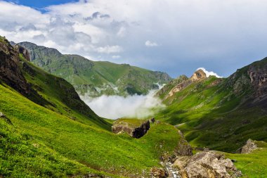 Kafkas dağlarındaki vadi Bir yaz günü
