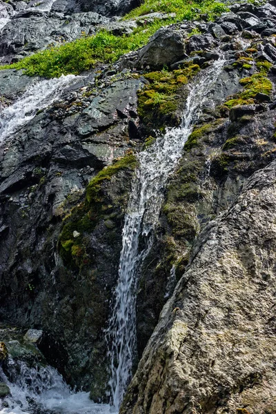 Hurtig bjergstrøm med et vandfald closeup - Stock-foto