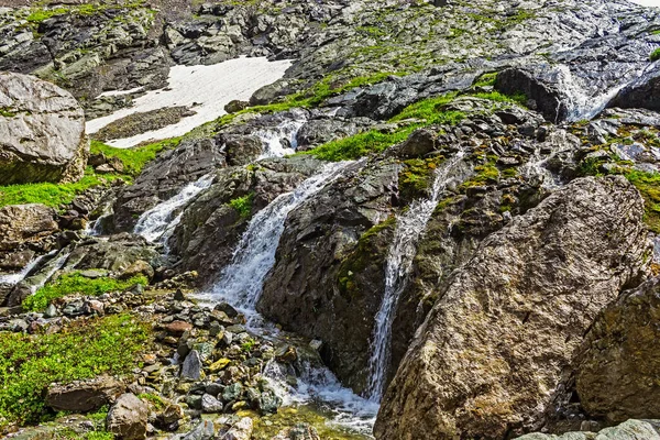 Rychlý horský potok s vodopádem detailní up — Stock fotografie