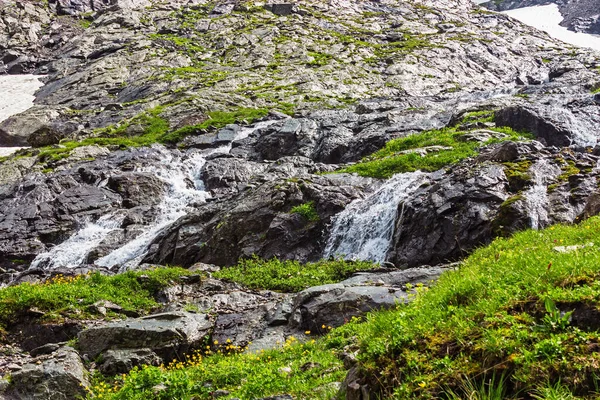 Rápido arroyo de montaña con un primer plano de cascada — Foto de Stock