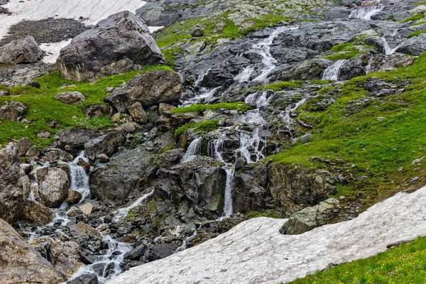 Egy gyors hideg hegyi patak vízeséssel — Stock Fotó