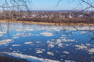 Bir bahar günü nehirde buz sürükleniyor.