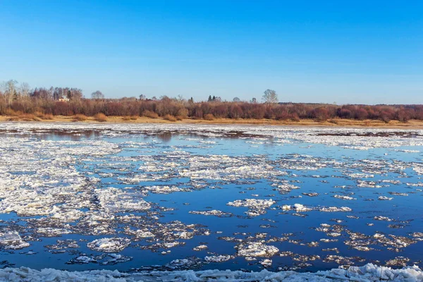 Дрейф льоду на річці на весняний день — стокове фото