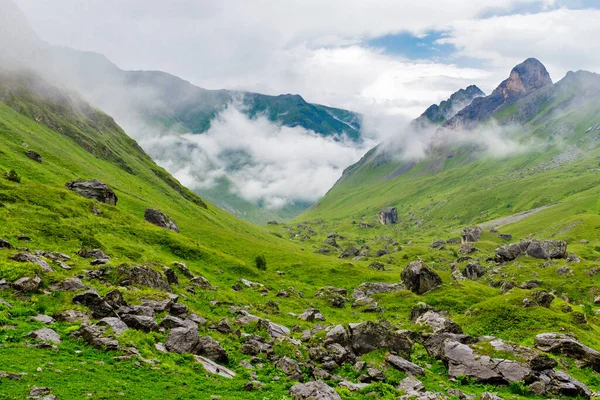 Долина в горах Кавказа в летний день — стоковое фото