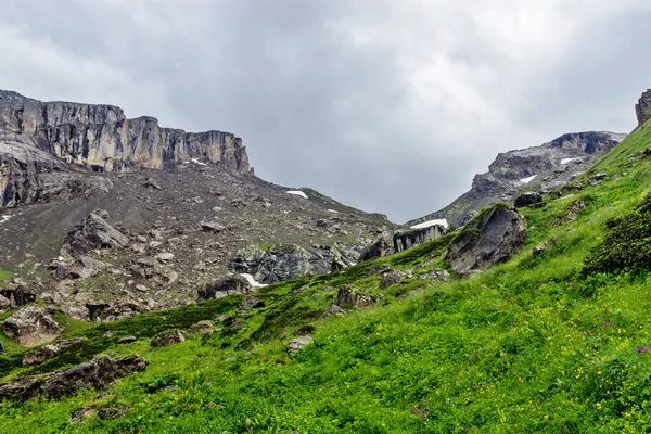 Vallée dans les montagnes du caucase un jour d'été — Photo