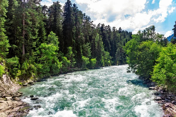 Bolshoy fiume zelenchuk nelle montagne del caucaso in una giornata di sole — Foto Stock