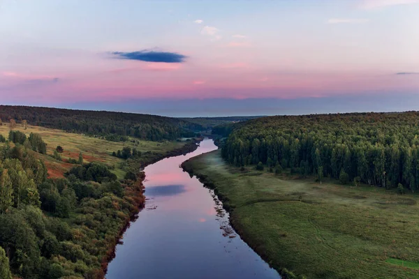 Rio e floresta de uma colina alta ao pôr do sol — Fotografia de Stock