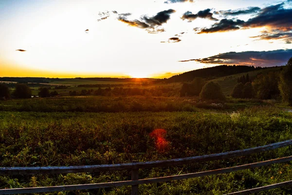 Vista rural al atardecer en una noche de verano — Foto de Stock