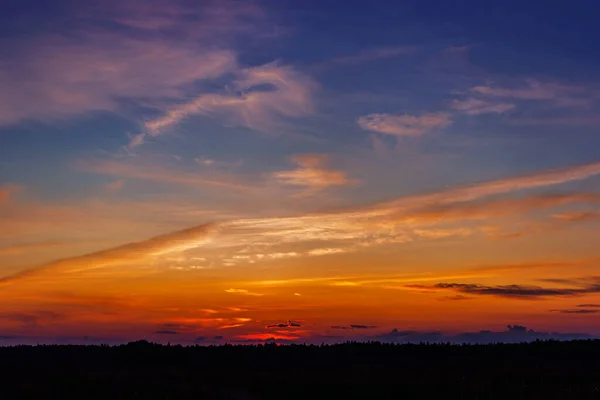 Kırsal manzara bir yaz akşamında gün batımında — Stok fotoğraf