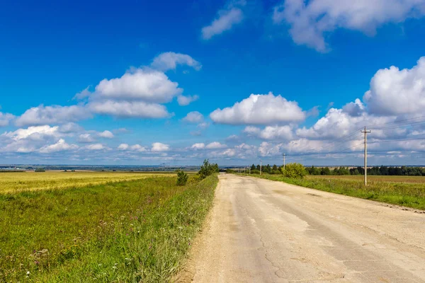 Estrada de asfalto paisagem de verão no campo — Fotografia de Stock