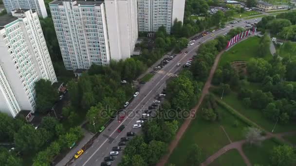 Вид с высоты на улицу Воронцовские пруды — стоковое видео