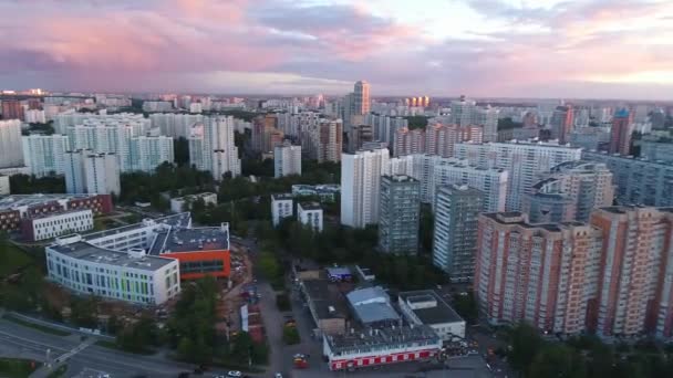 Pôr-do-sol rosa e roxo sobre uma cidade grande — Vídeo de Stock