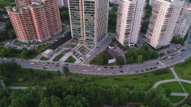 Vista desde la altura de una parte del parque y la calle con grandes casas — Vídeos de Stock