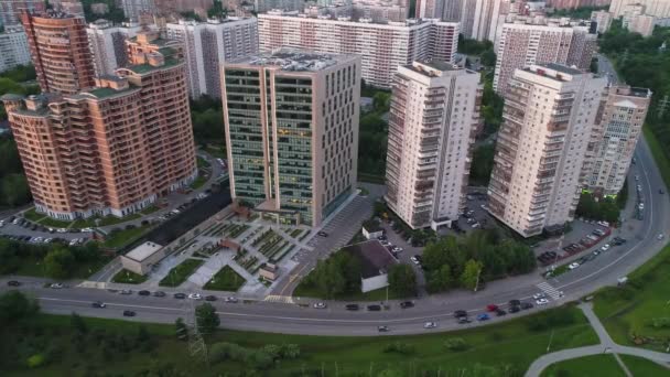 Blick von der Höhe auf die Straße mit großen modernen Häusern. — Stockvideo