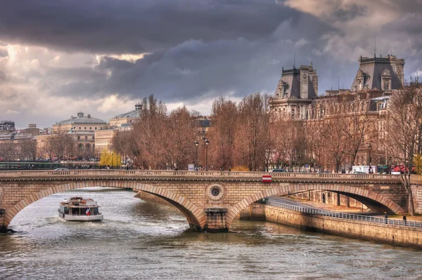 Nuvens cinzentas sobre Pont Louis-Philippe — Fotografia de Stock