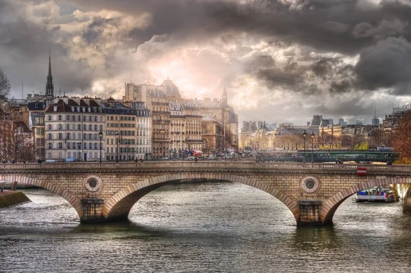 Amazing sunlight above of the Pont Louis-Philippe — Stock Photo, Image