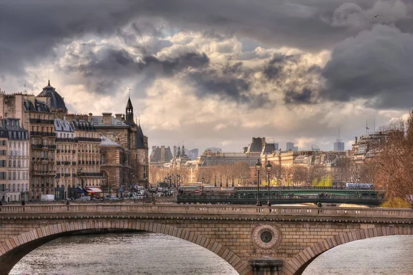 Sunlight and clouds over Pont Louis-Philippe — Stock Photo, Image