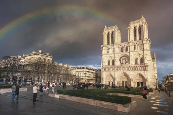 Deszcz i tęcza nad Notre-Dame — Zdjęcie stockowe