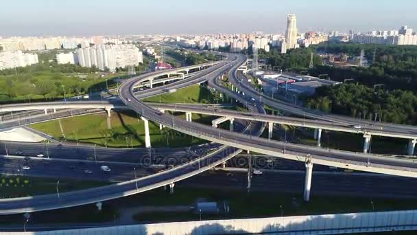 Een modern viaduct road junction in een grote metropool — Stockvideo