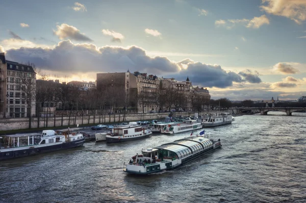 The Seine river and the quai Anatole France at sunset — Stock Photo, Image