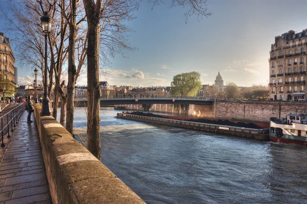 Visa från Quai de Bourbon på Pont Saint-Louis vid solnedgången — Stockfoto