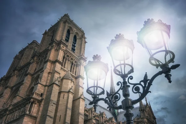 Světlé pouliční lampy a Notre-Dame — Stock fotografie